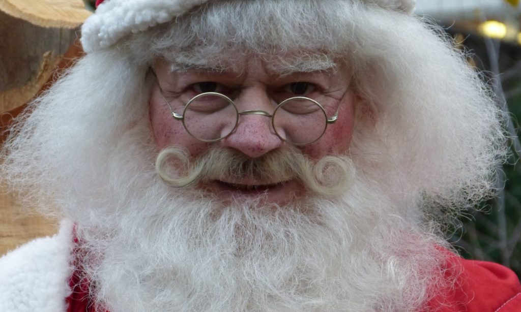 Portrait Weihnachtsmann mit Büffelhaarbartvom Maskenbildner