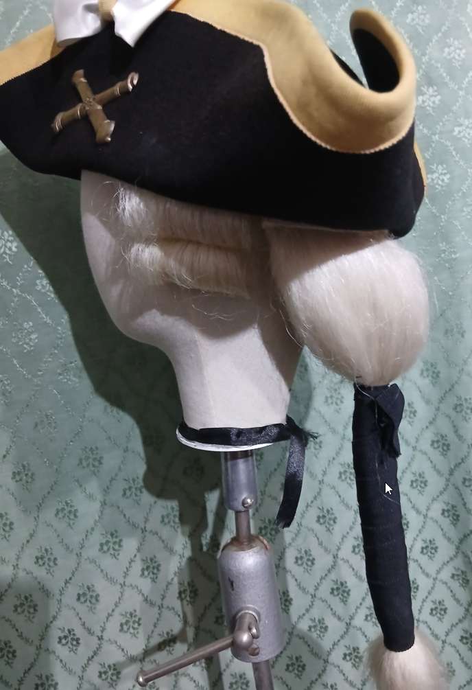 Historische Perücke mit Dreispitz auf Perückenkopf