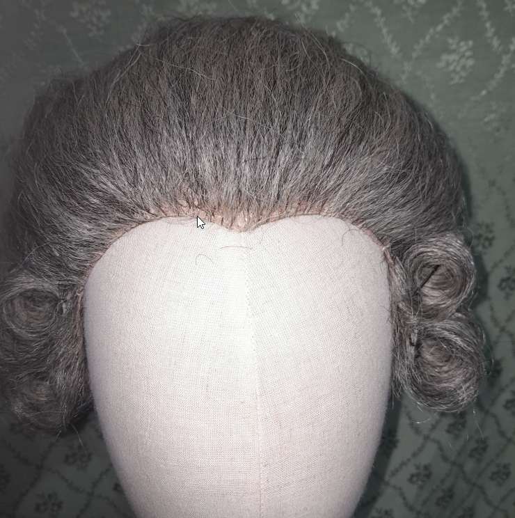 Üppige historische Perücke von vorne auf Perückenkopf