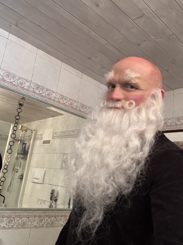 Mann mit Nikolausbart und Glatze